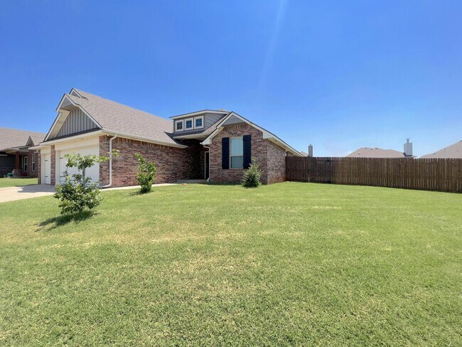 Building Photo - Spacious home in Edmond!