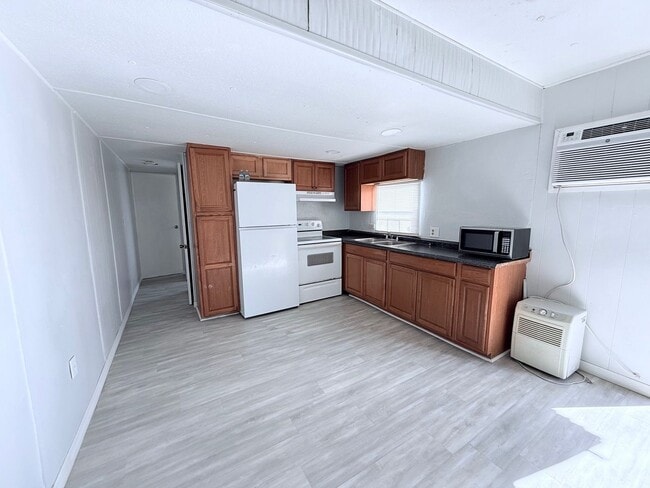 Building Photo - 607 49th Ave Terrace W