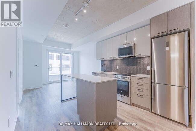 Photo du bâtiment - 1808-1808 St Clair Ave W