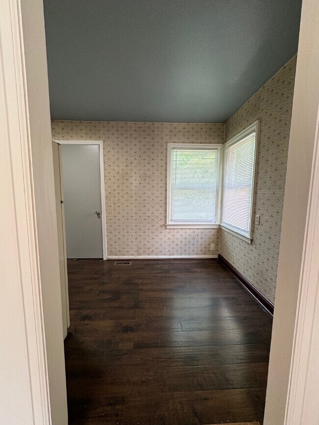 Building Photo - 1 Bedroom, 1 bathroom Duplex with hardwood...