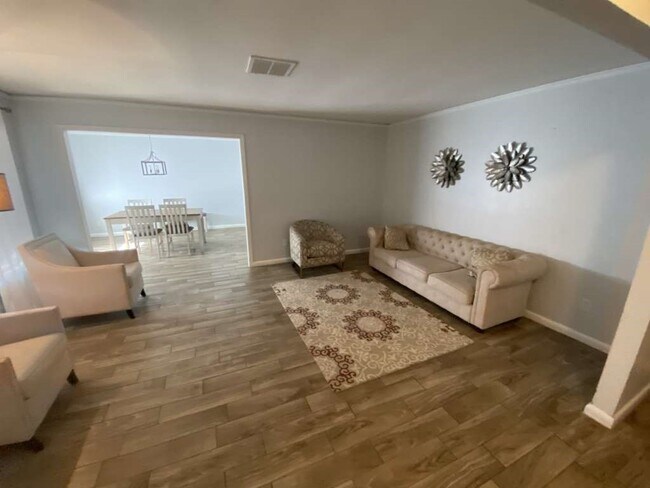 Building Photo - 5566 Beechnut St
