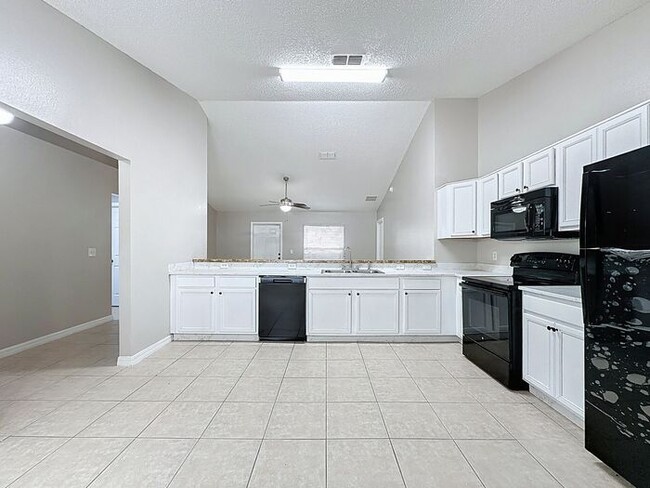 Foto del edificio - Charming 3-Bedroom Rental in Poinciana