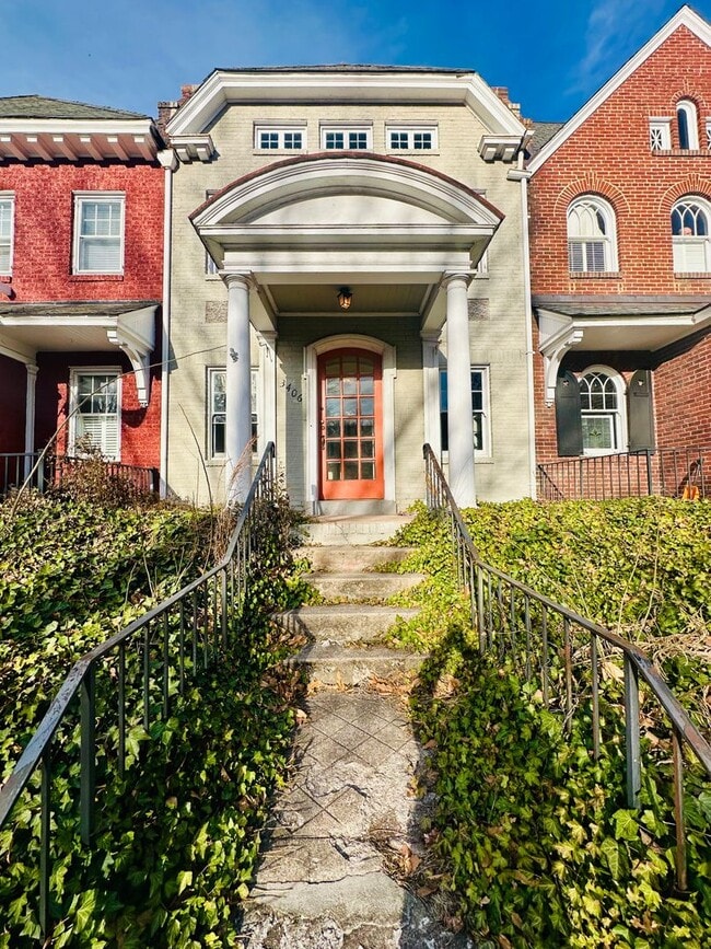 Building Photo - Charming 3bdrm/1.5bth Home Conveniently Located in Richmond's Carytown Area w/Private Balcony!!