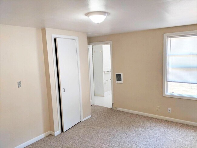Building Photo - Spacious 5 bed/2 bath South Campus home wi...