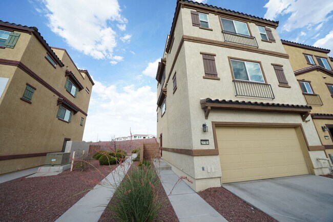 Building Photo - SHOWINGS AVAILABLE NOW