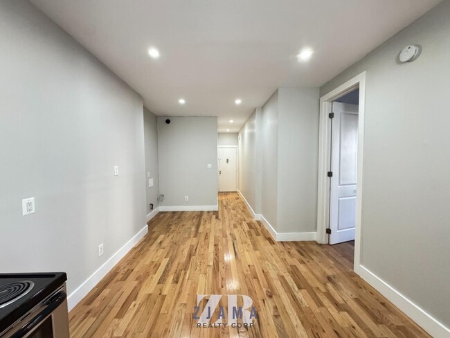 Building Photo - 876 Lincoln Pl