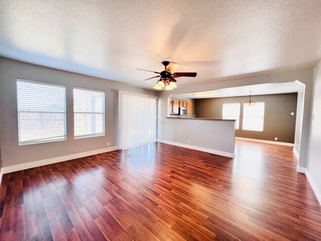 Foto del edificio - Beautiful two-story home in the desirable Silver Oaks community!