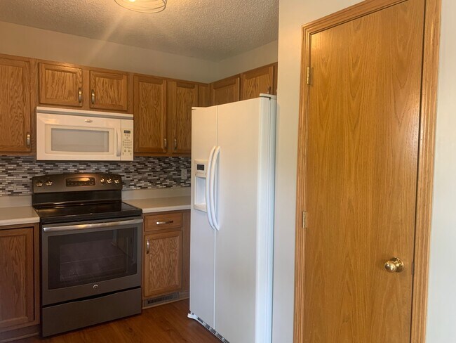 Building Photo - 402 SE Orchid St