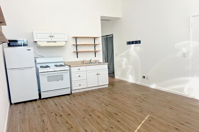 Building Photo - 6524 Dume Dr