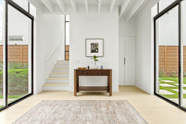 Foto del edificio - 2319 N Carroll Ave