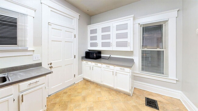 Building Photo - 1410 Indianola Ave