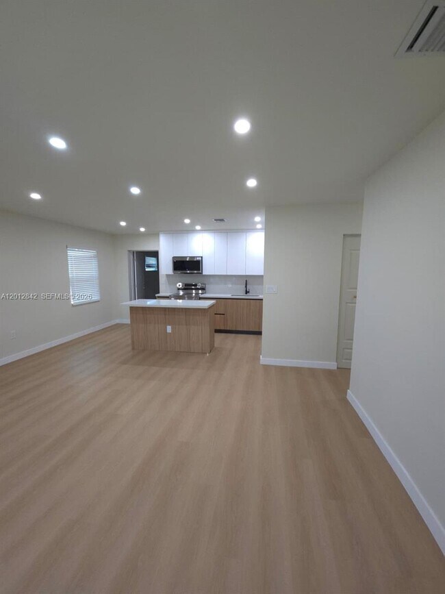 Foto del edificio - 720 NW 33rd Terrace