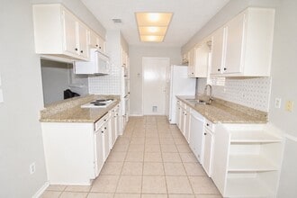 Building Photo - 13511 Brook Hollow Dr