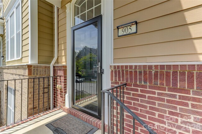 Building Photo - 905 Lyndley Dr