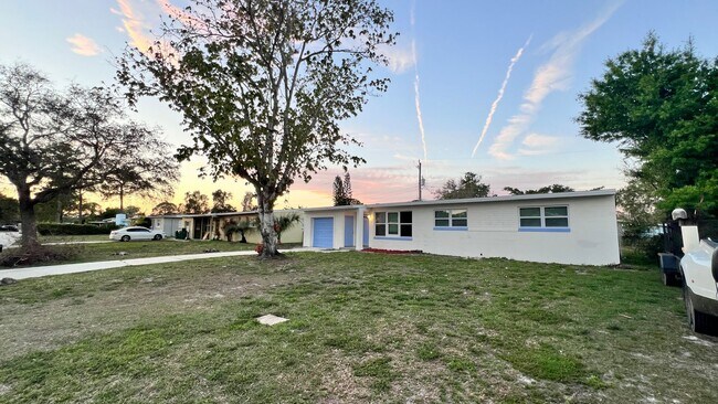 Building Photo - Available NOW! Charming Fully Renovated Ho...
