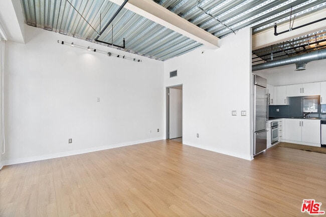 Building Photo - 330 E 11th St