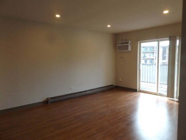 Building Photo - 710 W Huntington Commons Rd