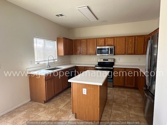 Building Photo - 5 BEDROOM SOUTH PHOENIX HOME!