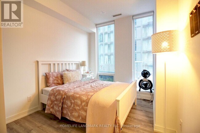 Photo du bâtiment - 28 Wellesley St E