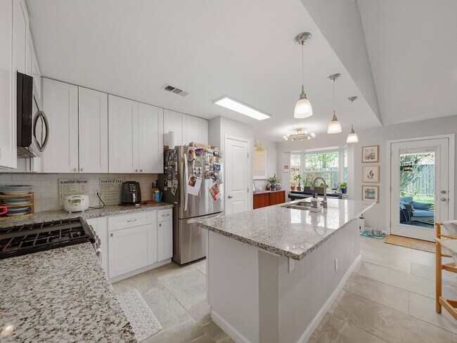 Foto del edificio - 5014 Mary Lou Dr