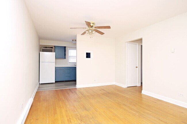 Foto del edificio - Student-Friendly Ivy Rd Apartment Near Foo...