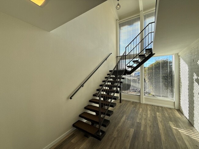 Building Photo - 1131 Tapadero Dr