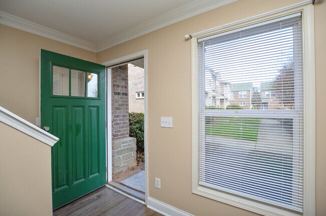 Foto del edificio - Downtown Walkable Townhome | 3 Bed | 2 Bath | $1,750