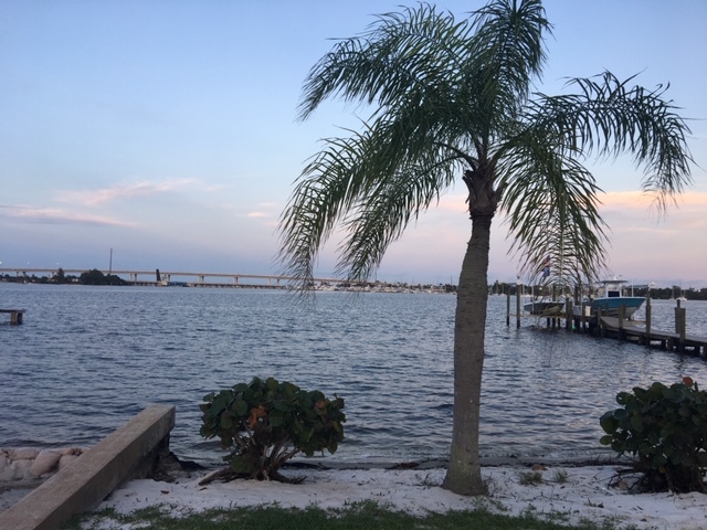 Public access to beautiful view of Roosevelt bridge - 514 SW 11th CT