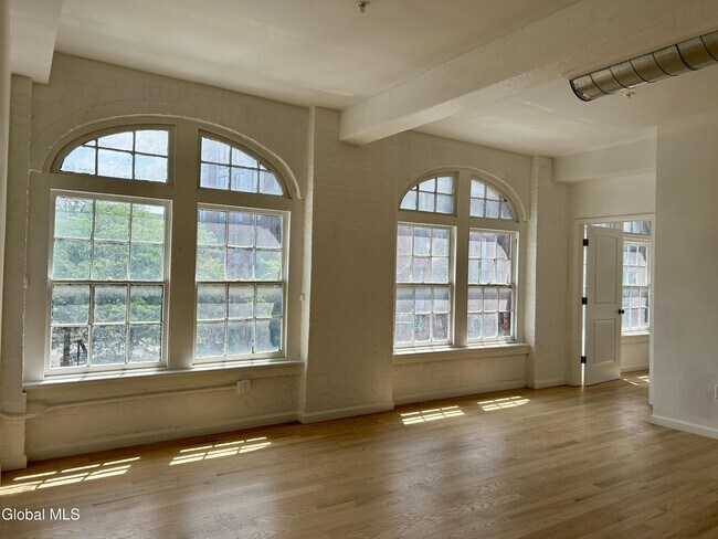 Building Photo - 155 River St