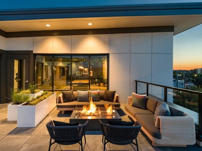 Experience the peak of sophisticated outdoor living at Modera Beaverton's incredible rooftop deck and bar lounge. - Modera Beaverton
