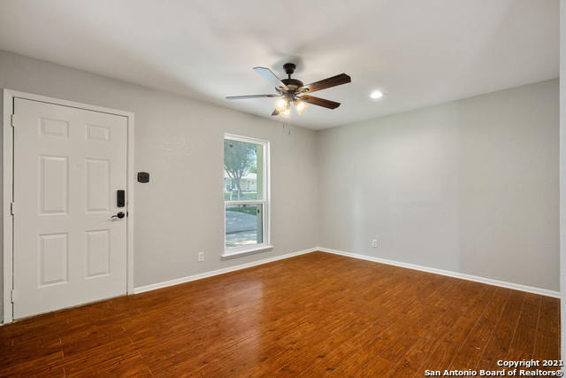 Foto del edificio - 128 Meadow Dr