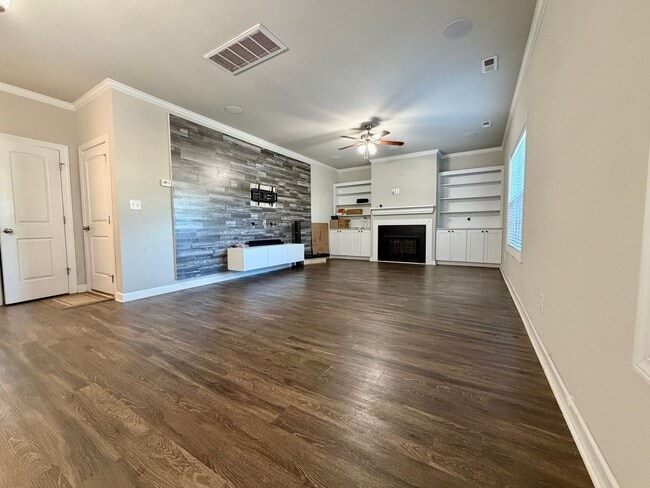 Building Photo - 1302-B Hawthorne Dr
