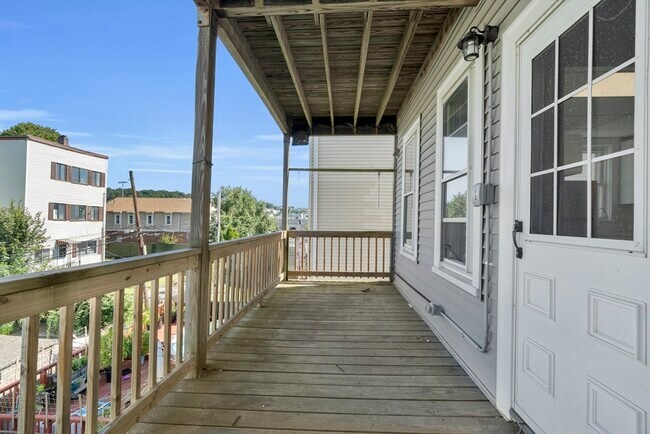 Building Photo - 742 Bennington St