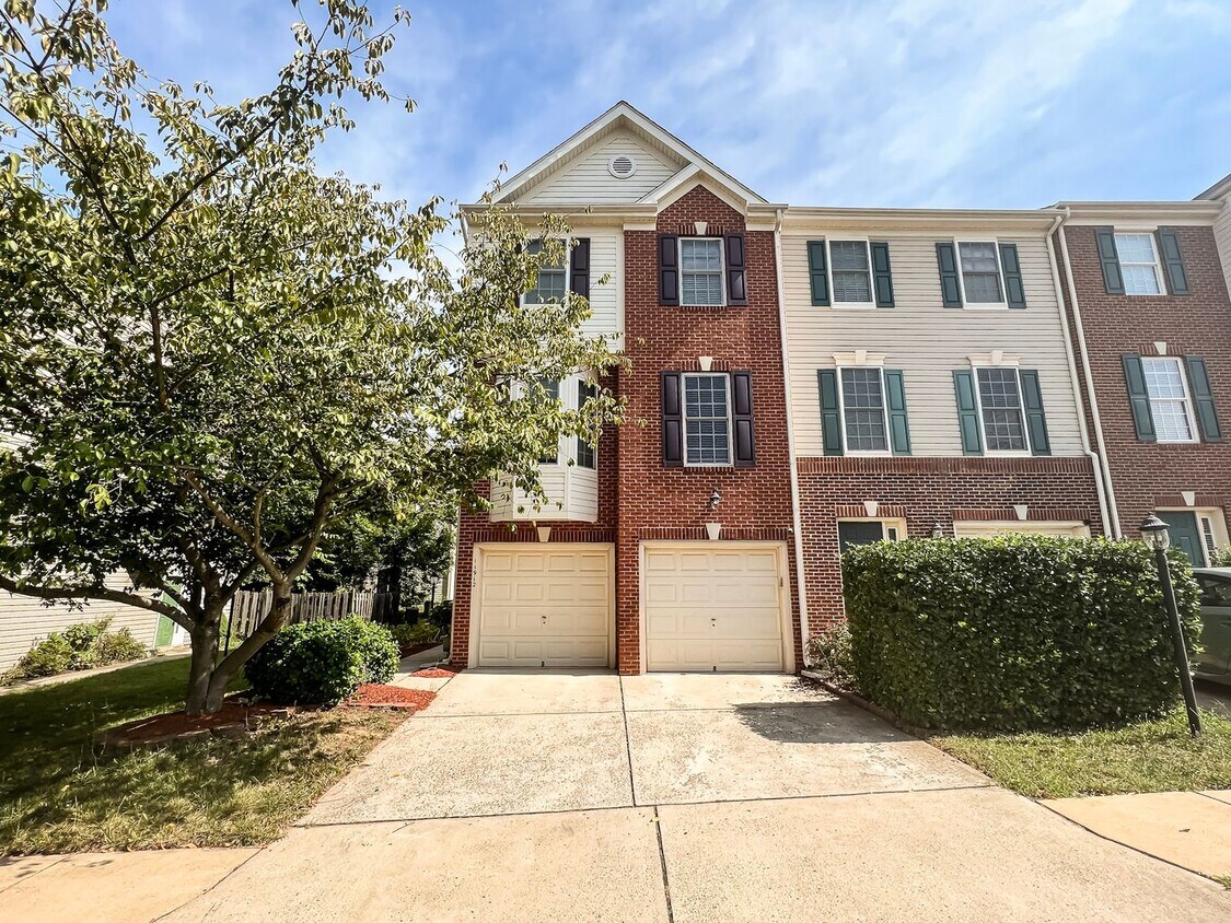 Primary Photo - Huge 3 Bedroom 2.5 Bathroom Brick Townhome...