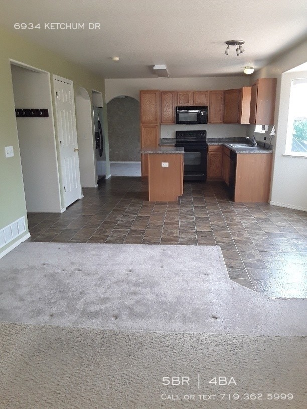 Foto del edificio - This 5-bedroom home is like-new!