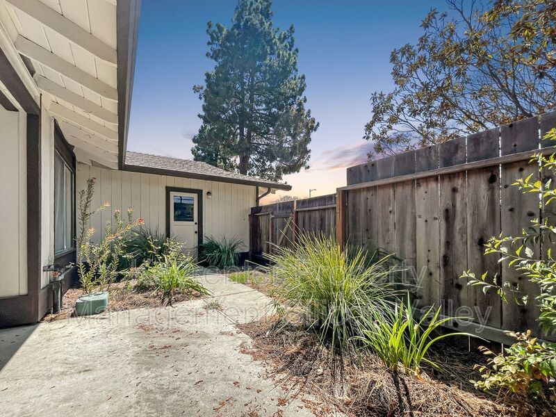 Primary Photo - 935 Miramonte Ave