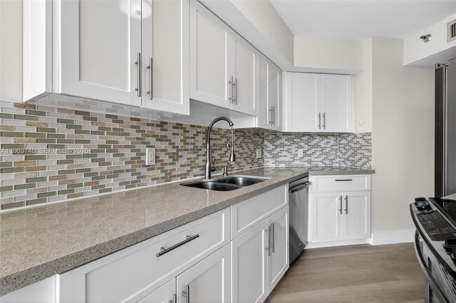 Building Photo - 3610 Yacht Club Dr