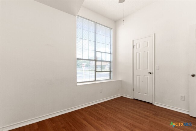 Foto del edificio - 2702 Hemlock Dr