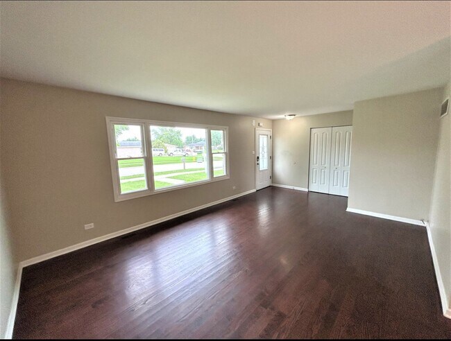 Foto del edificio - 8840 Hickory Dr
