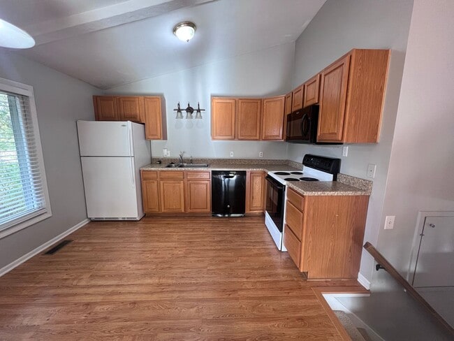 Building Photo - Two Bedroom Duplex in Kentwood!