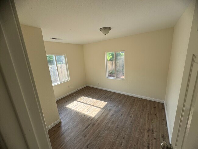 Foto del edificio - 2261 Ithaca St
