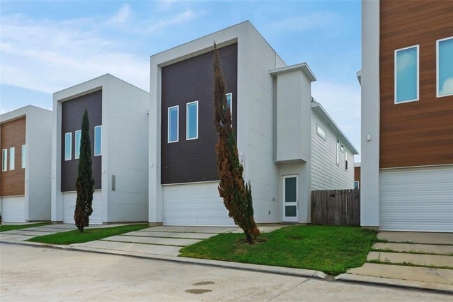 Building Photo - 5509 Paraiso Pl