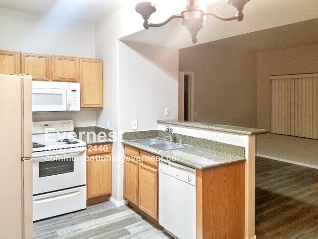 Building Photo - Charming 2-Bedroom Home with Modern Applia...