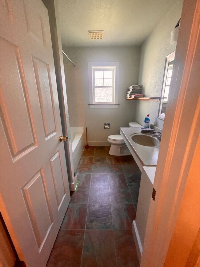 Building Photo - Long term rental in Downtown Manteo