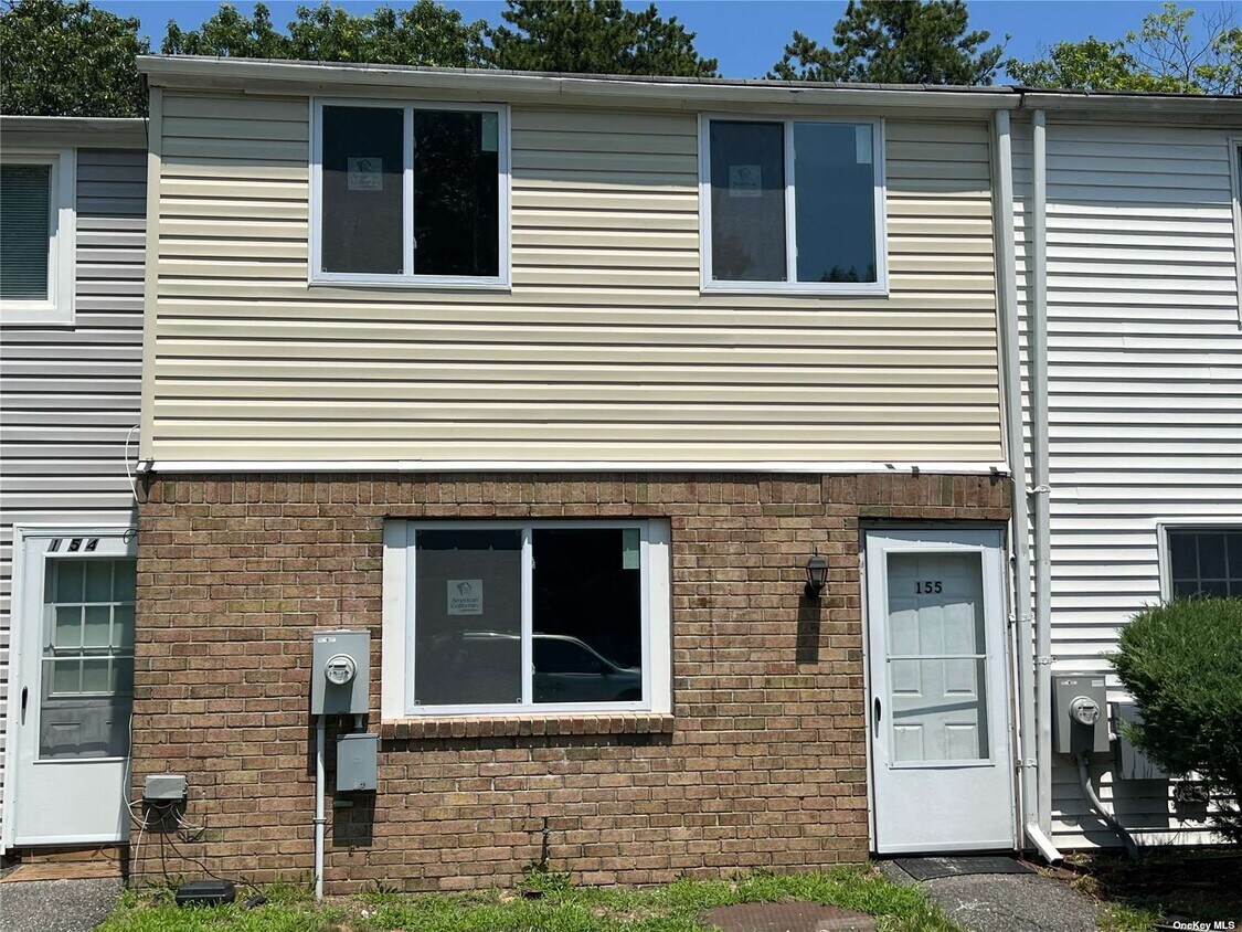 155 Hill Rise, Calverton, NY 11933 Townhome Rentals in Calverton NY