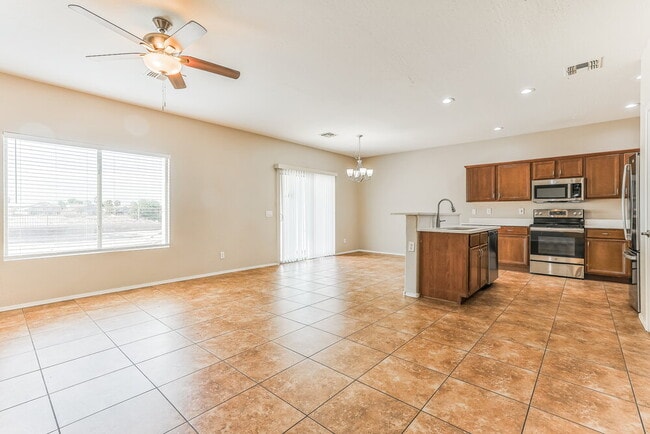 Building Photo - 1695 E Chelsea Dr