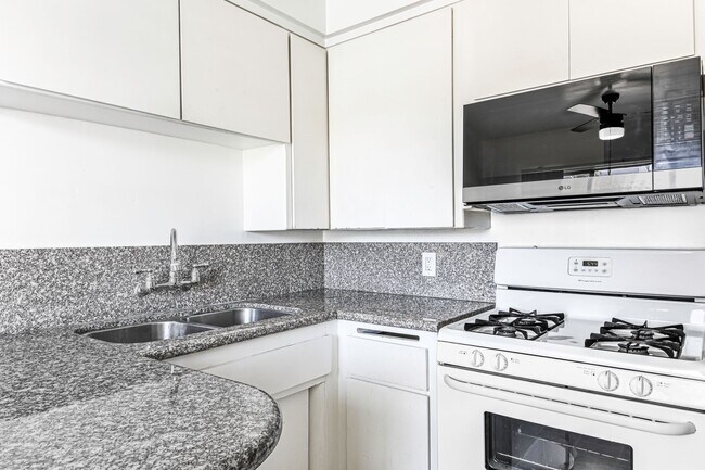 Building Photo - 809 Flora Dr