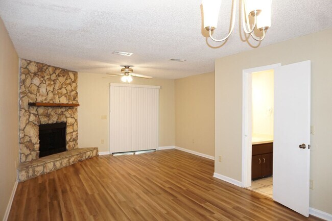 Building Photo - 2 Bedroom Townhome Near Mayport