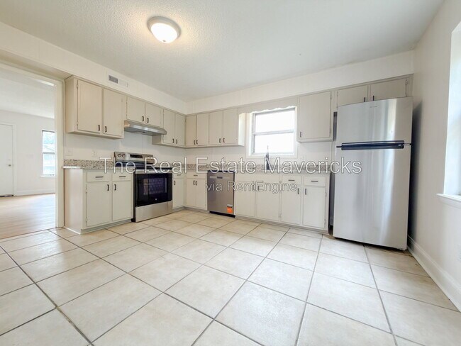 Foto del edificio - 2318 Green Forest Dr