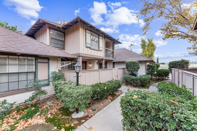 Building Photo - 2 br, 1.5 bath Townhome - 444 South Tustin...